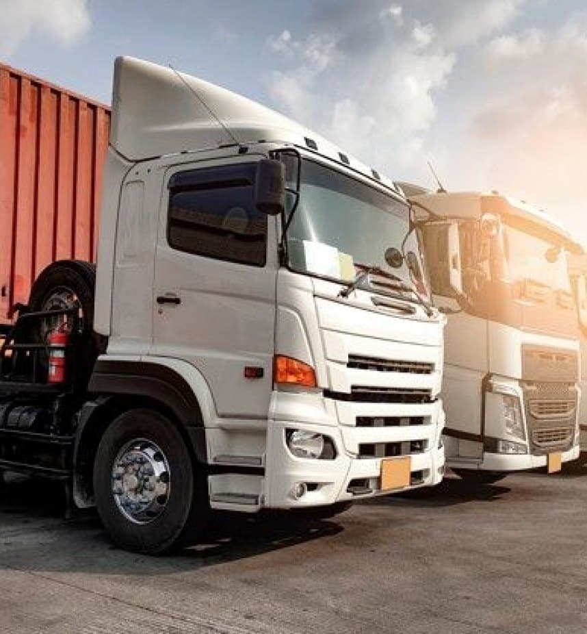 Camions de transport stationnés sur une aire de chargement